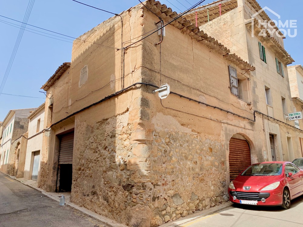 Price sensation! Historic townhouse, 158 sqm, 2 floors with wine cellar in the center for redevelopment