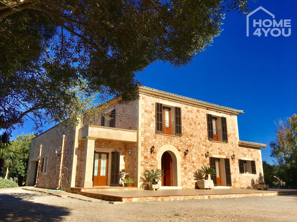 Unique dream home: imposing finca, 250 sqm, 15.000 acre, 4 bedrooms, central heating, close to the beach